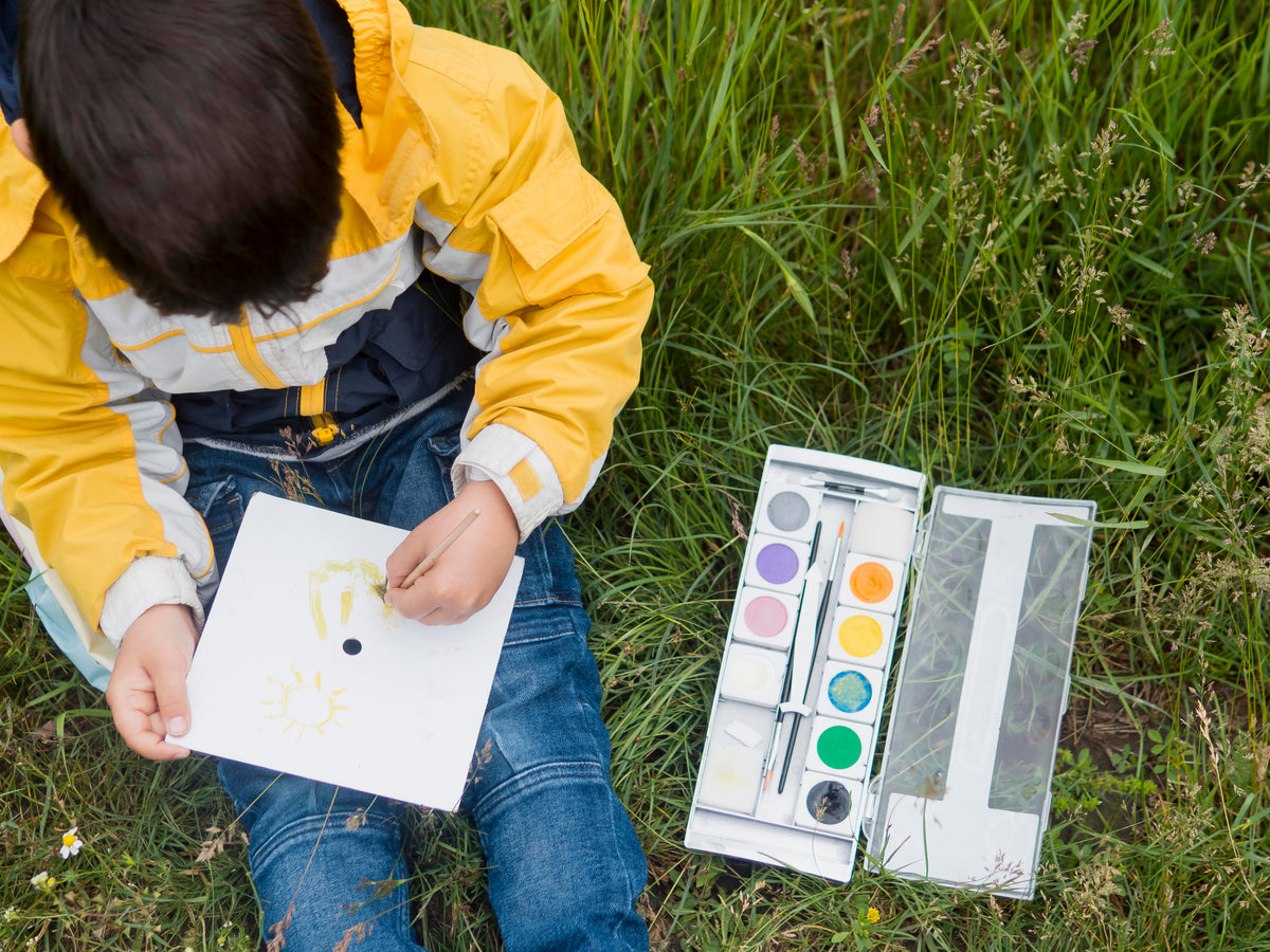Bambino durante una attività creativa all’aperto